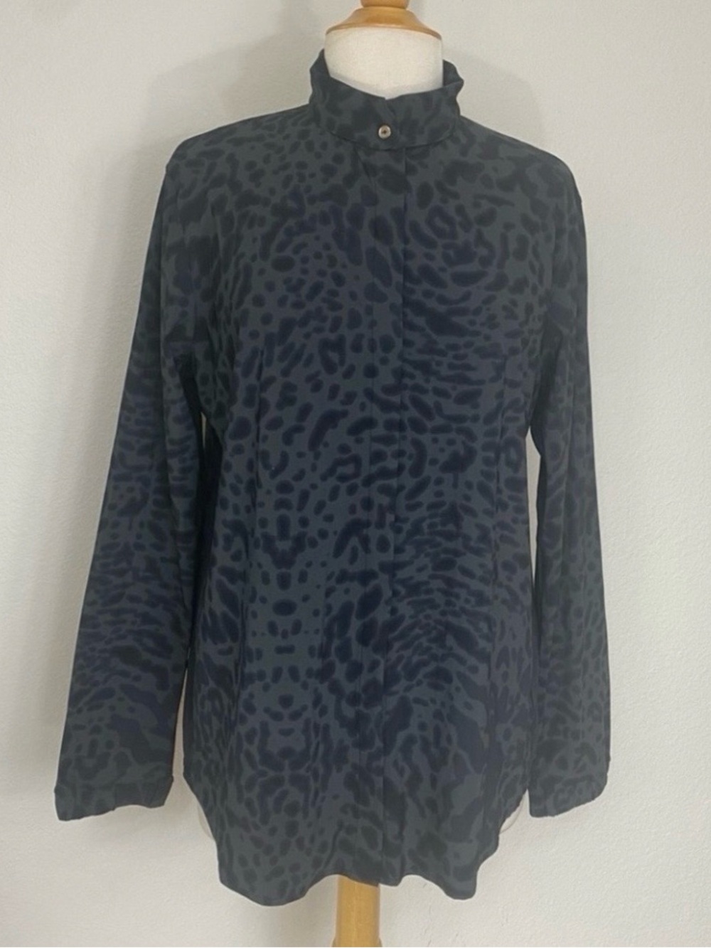 Lululemon Women's Gray Animal Leopard Print Button Up Day Trip Blouse Size 10